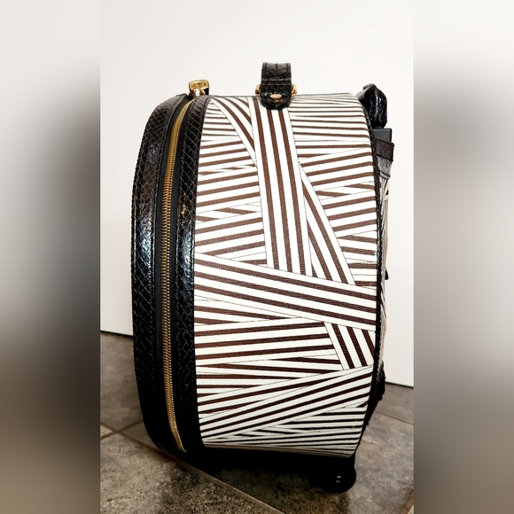 Henri bendel disturbed hatbox wheelie with hb heart keychain purse charm - Picture 4 of 12